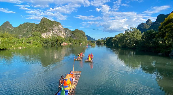 漓江竹筏草坪段