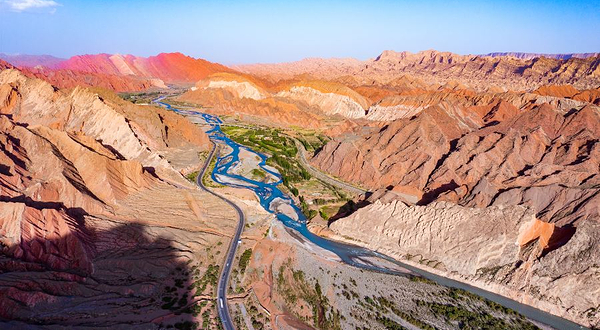 天山克孜利亚景区穿越大峡谷