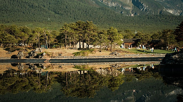 玉龙雪山景区日照金山观景处(雪麓湖)