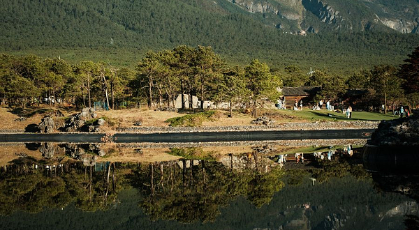 玉龙雪山景区日照金山观景处(雪麓湖)