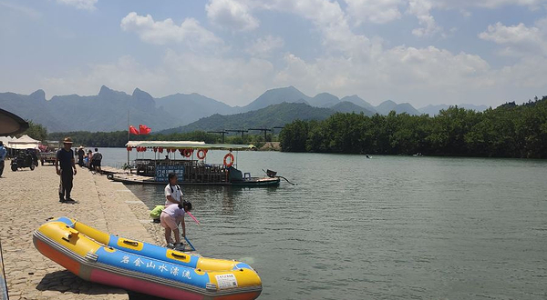 楠溪江景沙岗西优村竹筏漂流