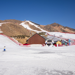 马鬃山滑雪场
