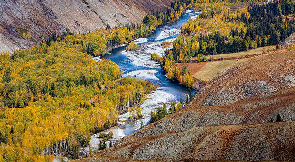 中哈边界大峡谷