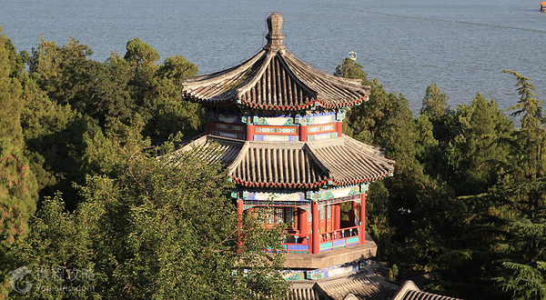 山色湖光共一楼