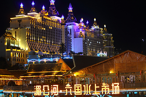 湄公河六国水上市场内湖游船