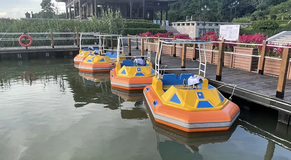 中山公园美蓝游乐船