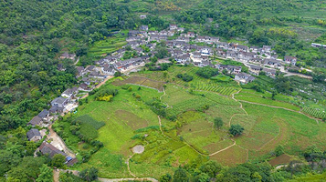 雨补鲁天坑风景区
