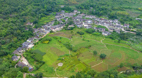 雨补鲁天坑风景区
