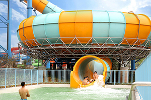 安吉欢乐风暴水上乐园