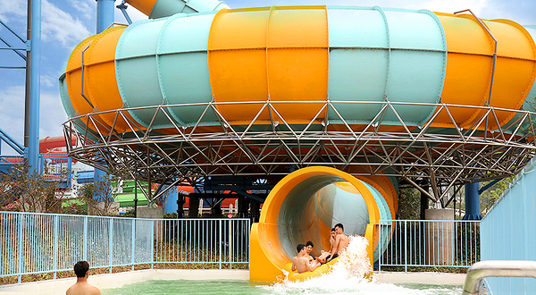 安吉欢乐风暴水上乐园