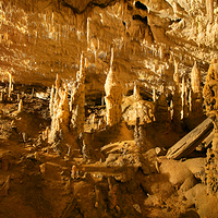 波斯托伊纳溶洞
