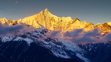 梅里雪山国家公园景区-日照金山