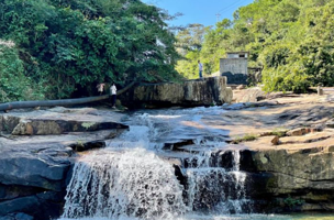 日月湾铜铁岭仙女潭瀑布