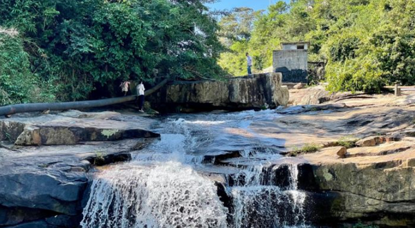 日月湾铜铁岭仙女潭瀑布