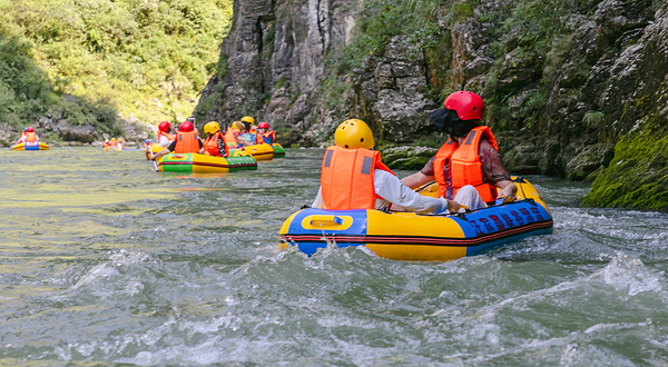 锦鲤山汪家寨峡谷漂流
