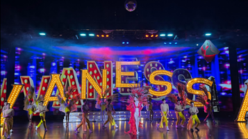 瓦内萨人妖表演