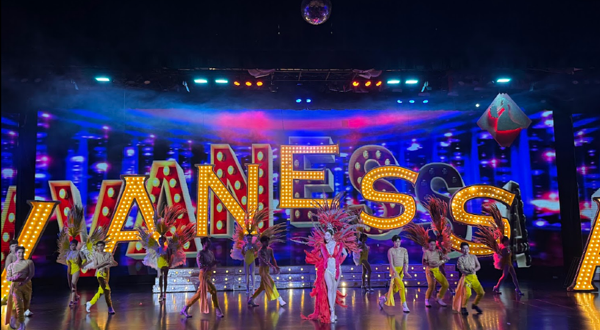 瓦内萨人妖表演