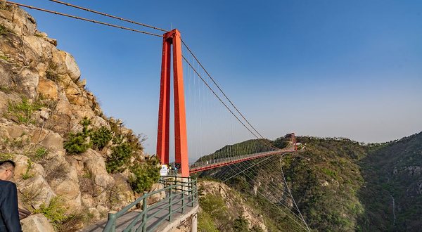 世界第一人行玻璃悬索桥