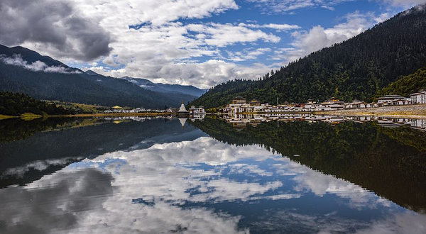 鲁朗贡措湖景区