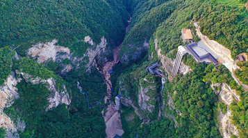 张家界大峡谷蹦极