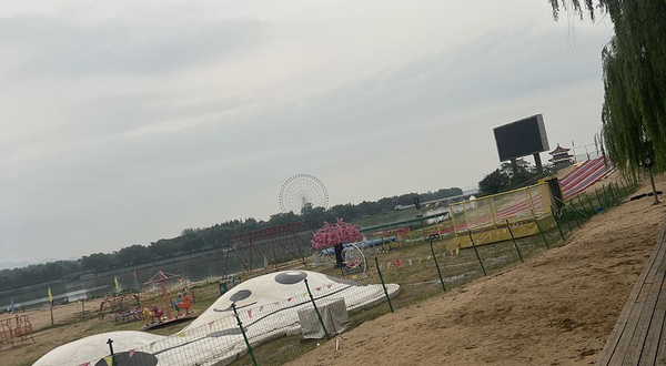 天颐湖彩虹滑道游乐园