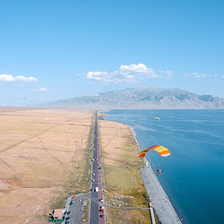 赛里木湖·树里滑翔伞基地