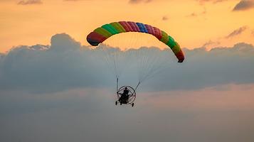 九龙峰林小镇滑翔伞基地