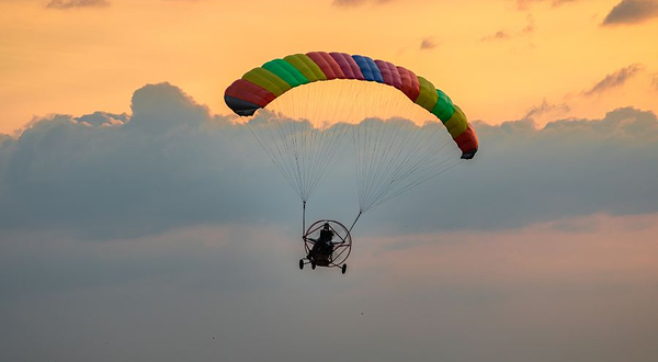 九龙峰林小镇滑翔伞基地