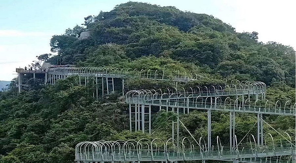 龙烈玻璃栈道景区