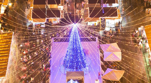 布达佩斯圣斯蒂芬大教堂圣诞市场