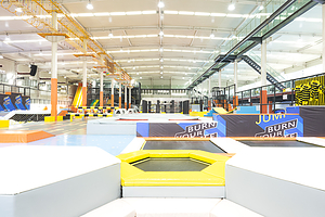 村霸亚洲当红蹦床团建公园