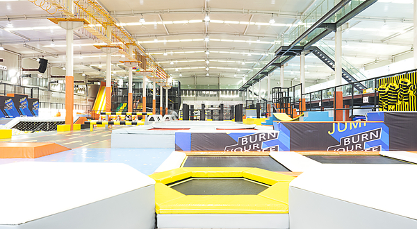 村霸亚洲当红蹦床团建公园