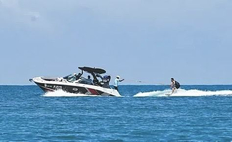 三亚亚龙湾尾波冲浪游艇俱乐部