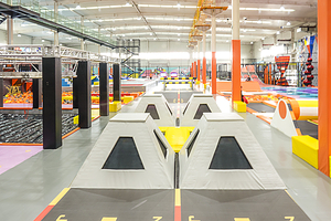 村霸亚洲当红蹦床团建公园