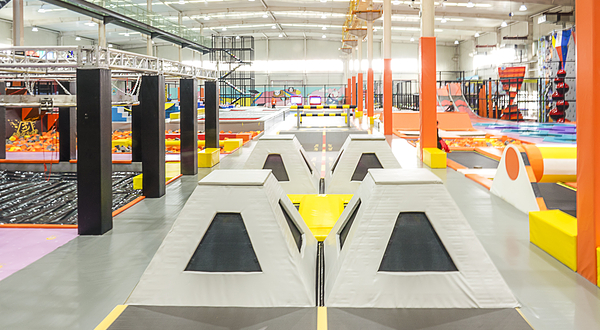 村霸亚洲当红蹦床团建公园