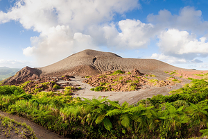 亚苏尔火山