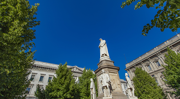 达芬奇雕像