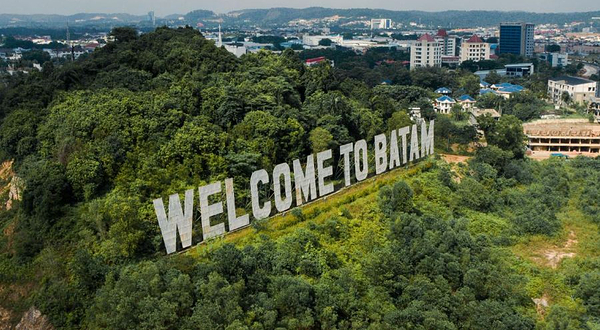 “欢迎来到巴淡岛”标志处