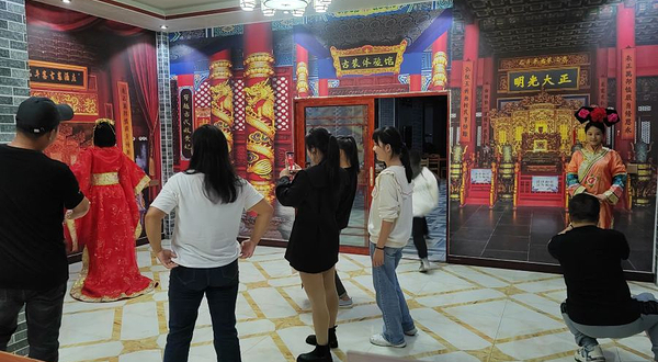 石牛寨皇帝宝座古装体验馆