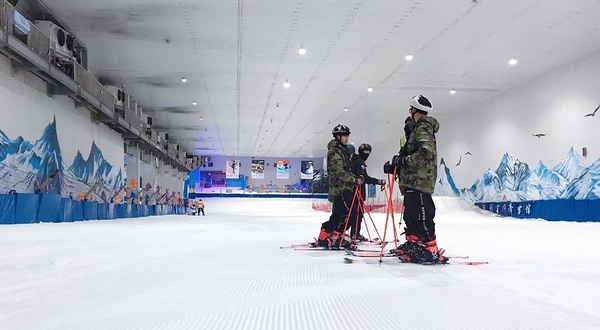 诗和远方滑雪培训(重庆际华园)基地
