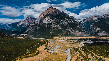 盔甲山宋东巴热神山