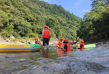 万佛山大龙潭峡谷漂流第 3 张图片