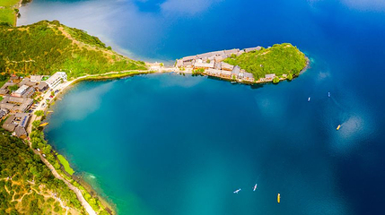 泸沽湖风景名胜区-坐猪槽船游湖第 1 张图片