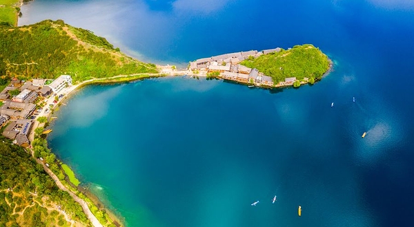 泸沽湖风景名胜区-坐猪槽船游湖