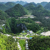 阿鲁卓雅满金天坑景区