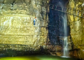 神龙峡洞穴飞拉达