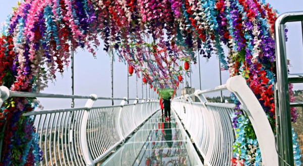 龙泉公社观景玻璃天桥