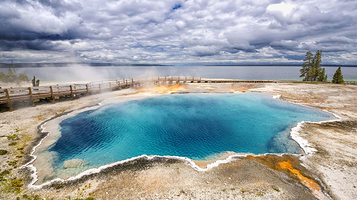 西拇指间歇泉盆地