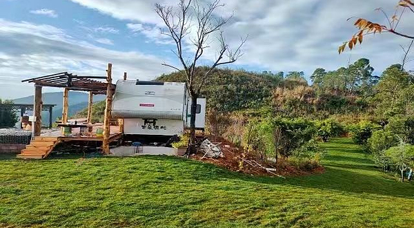 云南横无际涯旭日东升房车露营地