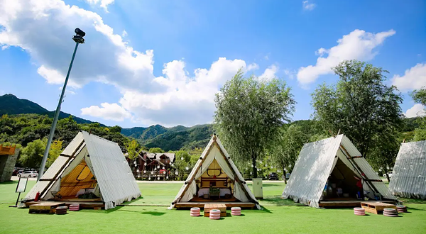 龙台背轻奢露营基地